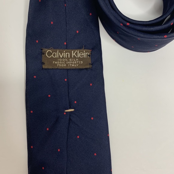 Calvin Klein | Navy Blue Red Dotted Slim Neck Tie | 100% Silk | Accessory - Picture 4 of 5
